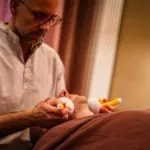 Gesichtsbehandlung-mit-Kraeuterstempeln-Ayurvedakunde-in-Potsdam-21