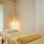 Massageliege dekoriert mit Vorhang