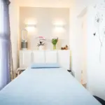 Massageliege im Behandlungszimmer in Worms