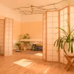 Massagepraxis mit Sichtschutz und Pflanzen