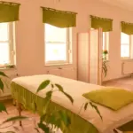 Massageraum in schönen grüntönen