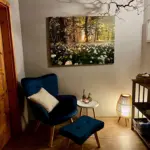 Wartebereich mit dezentem Licht und blauem Stuhl