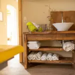 Waschtisch mit frischen handtüchern