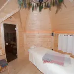 vorbereitete Massageliege in Holzhütte